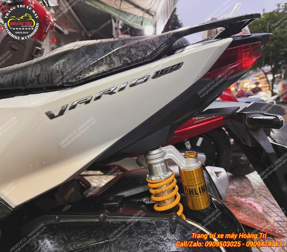 Phuộc Ohlins HO241 không gây cạ cấn bình dầu vào dàn áo của xe