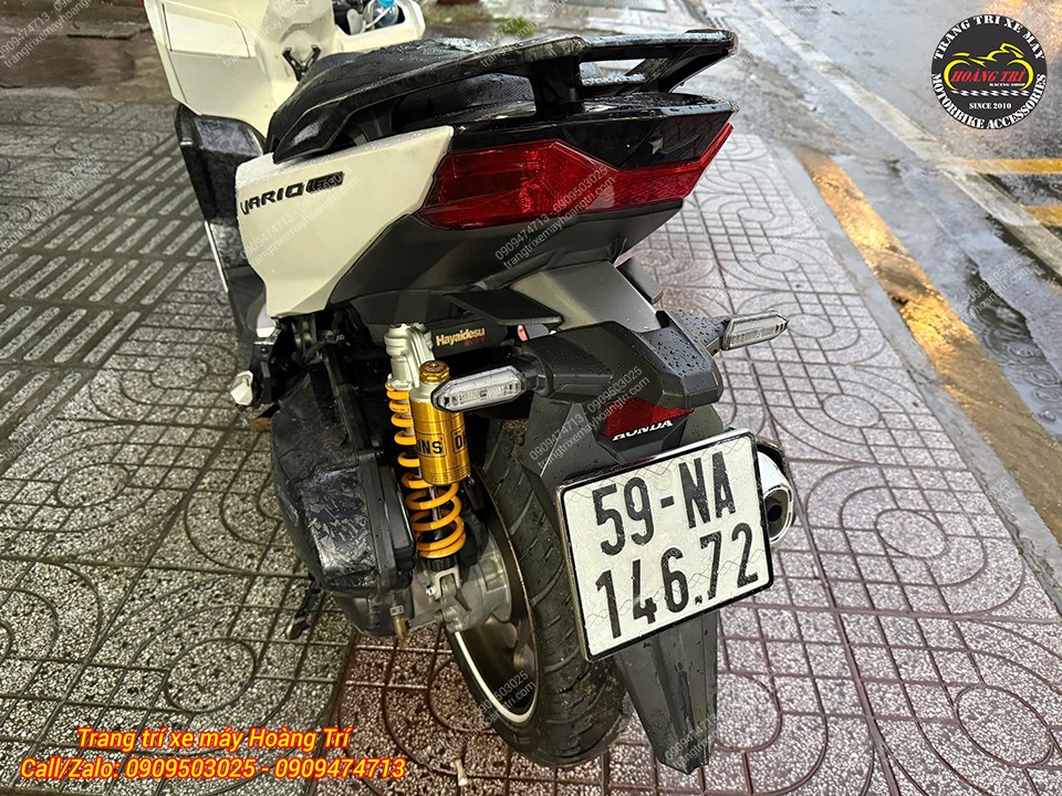 Toàn cảnh đuôi Vario 160 sau khi nâng cấp phuộc Ohlins HO241 với tông vàng nổi bật