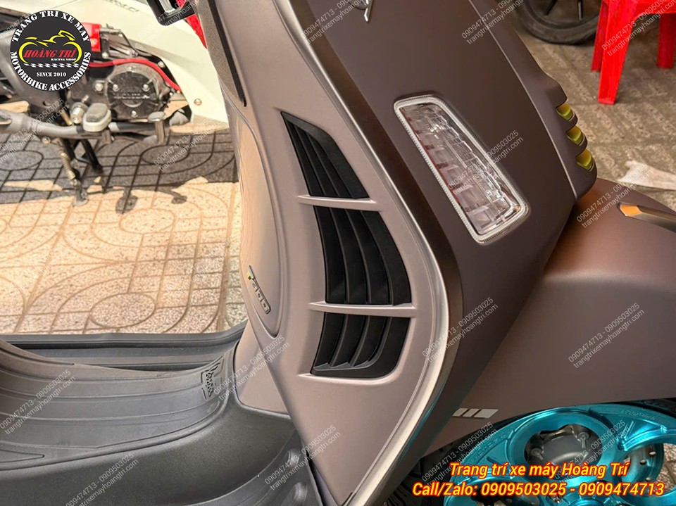 Ốp tản nhiệt zin CNC Vespa GTS 300 khi chưa nâng cấp với một màu đen cùng các khe gió