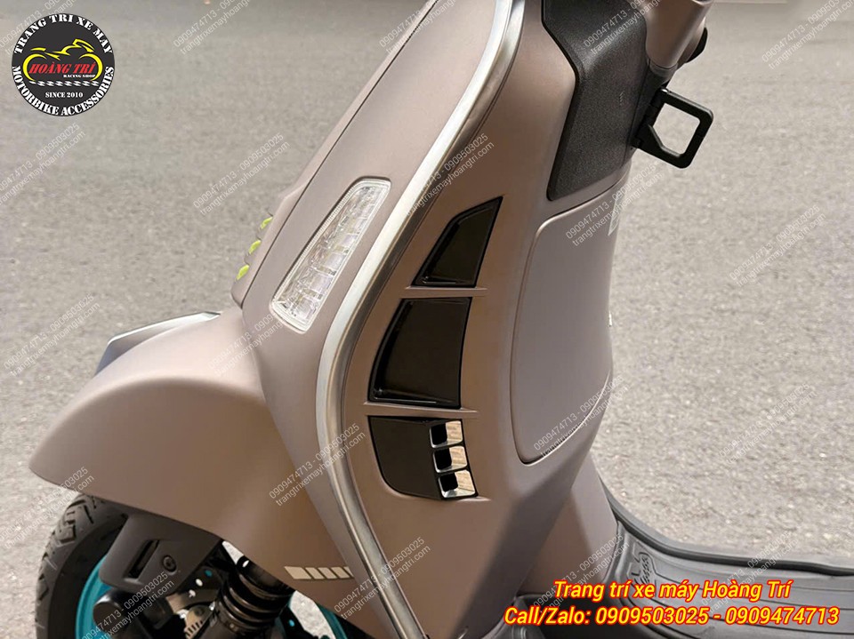 Ốp tản nhiệt nhôm CNC màu đen nổi bật trên nền nâu, tăng vẻ cá tính cho GTS 300