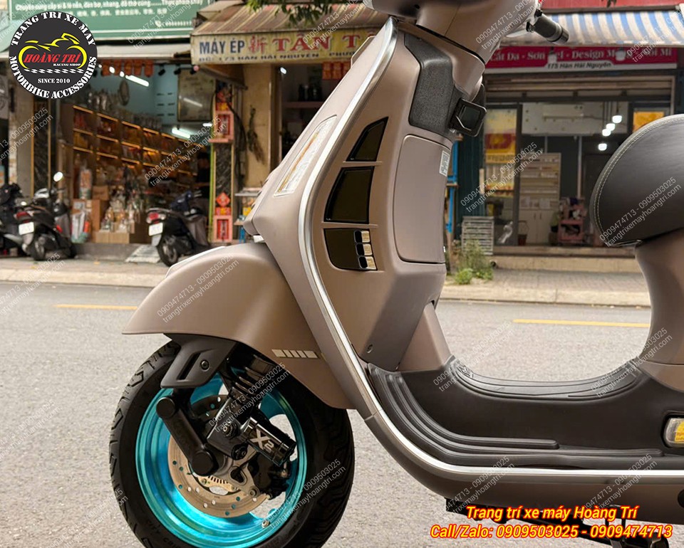 Góc nghiêng Vespa GTS 300 sau khi trang bị ốp tản nhiệt CNC, tổng thể thêm phần nổi bật