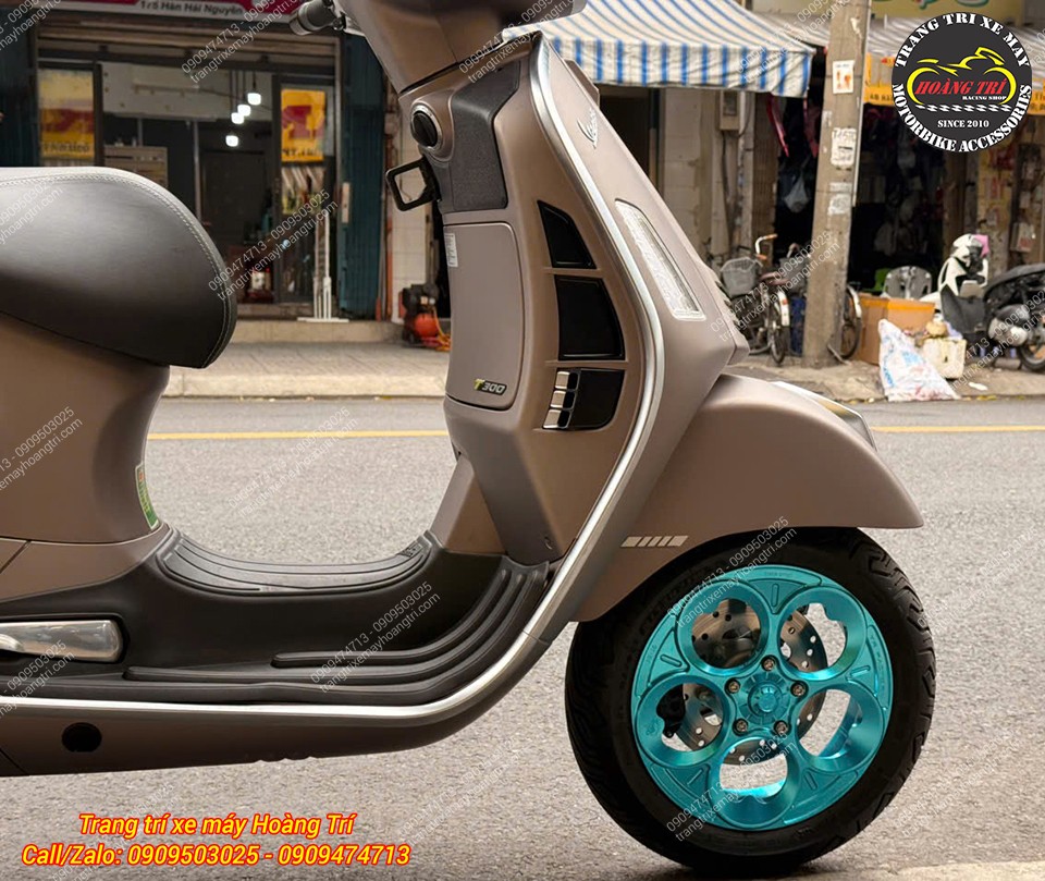 Toàn cảnh bên hông cho thấy ốp tản nhiệt CNC cân đối với phong cách Vespa GTS 300