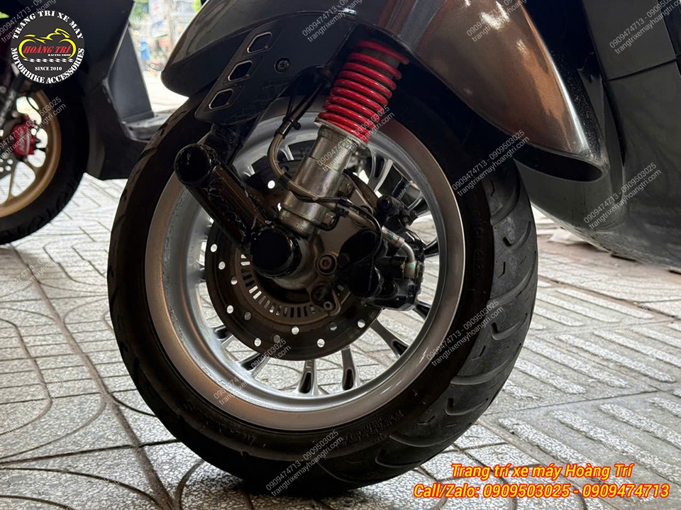 Phuộc trước nguyên bản Vespa Sprint trước khi nâng cấp phuộc RCB VR ti vàng