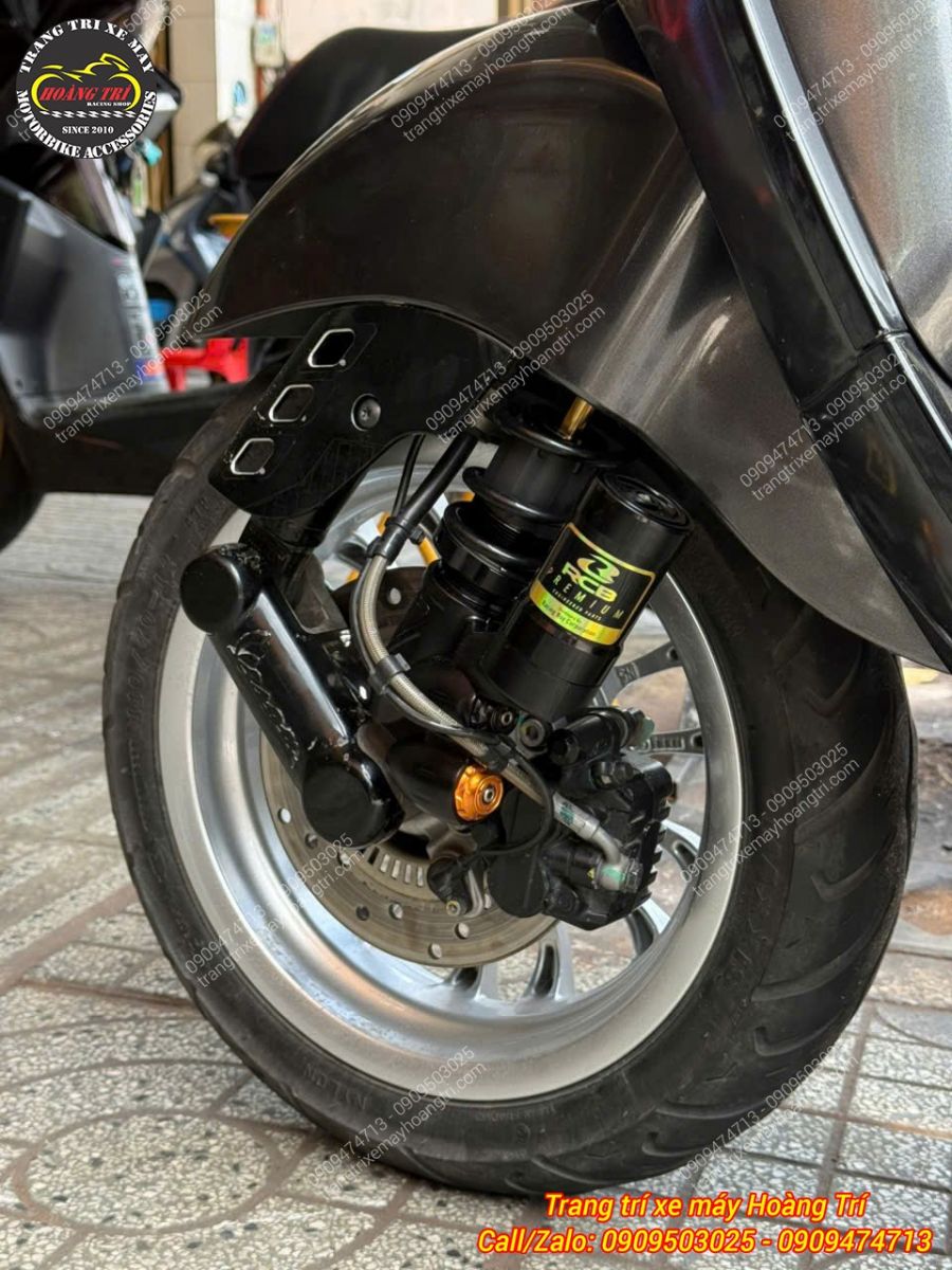 Phuộc RCB VR ti vàng lắp hoàn thiện trên Vespa Sprint, tăng hiệu suất nhún với bình dầu
