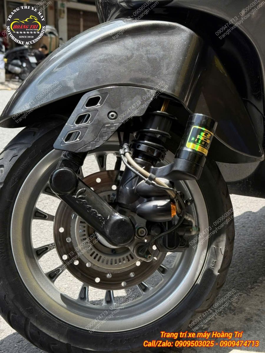 Cận cảnh phuộc RCB VR ti vàng trên Vespa Sprint với dàn chân trước trở nên thu hút hơn
