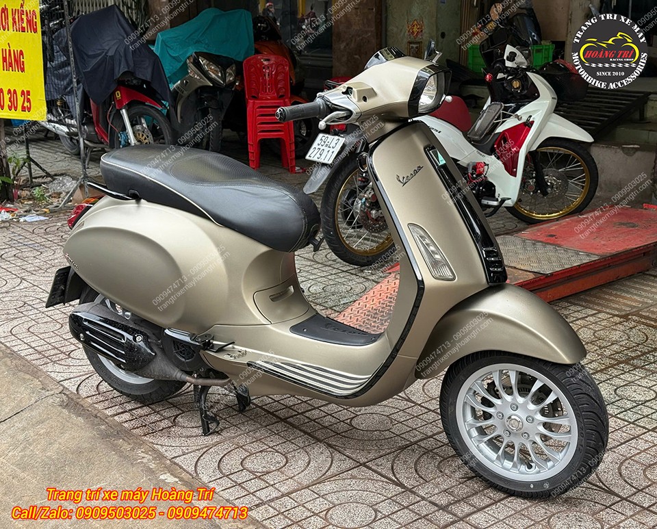 Vespa Sprint nhìn từ bên phải trước khi lên đồ, tổng thể xe vẫn giữ diện mạo nguyên bản