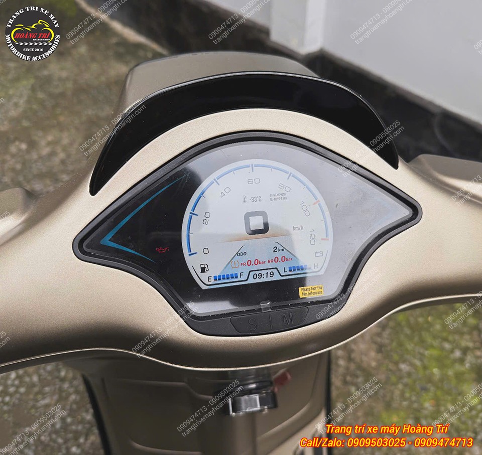 Cận cảnh giao diện đồng hồ Race Boy với màn hình sáng rõ, bố cục thông tin dễ quan sát
