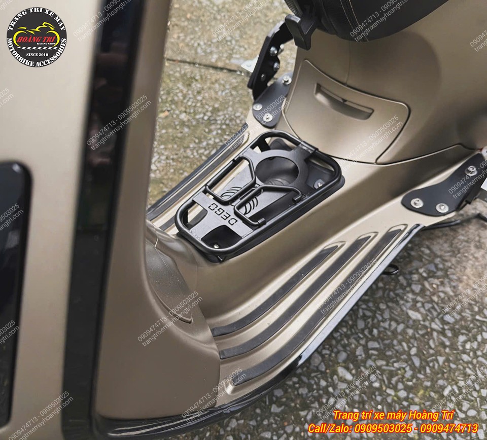 Baga sàn Vespa Sprint thiết kế gọn gàng, bổ sung vị trí cố định hành lý khi cần thiết