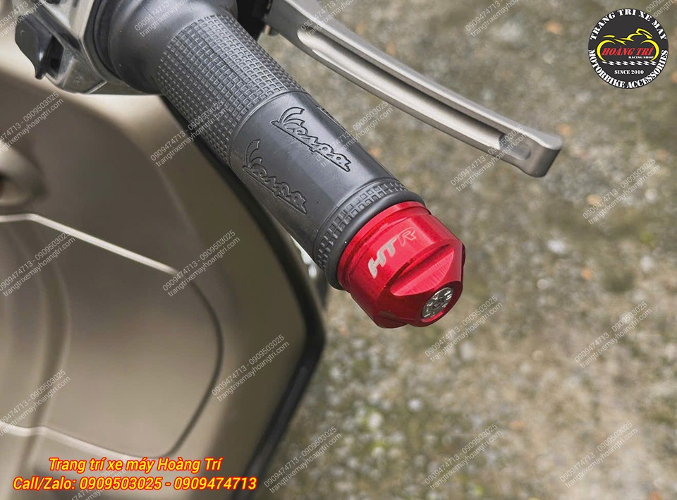 Cận cảnh gù tay lái HTR nhôm CNC màu đỏ, tạo tương phản nổi bật với bao tay đen