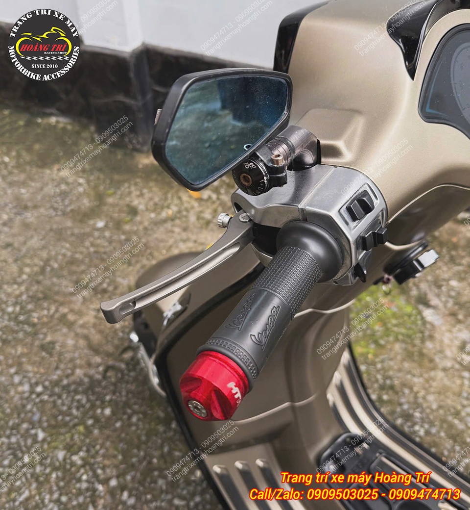 Gù tay lái HTR màu đỏ nổi bật trên bao tay Vespa, tạo điểm nhấn nhỏ nhưng cá tính
