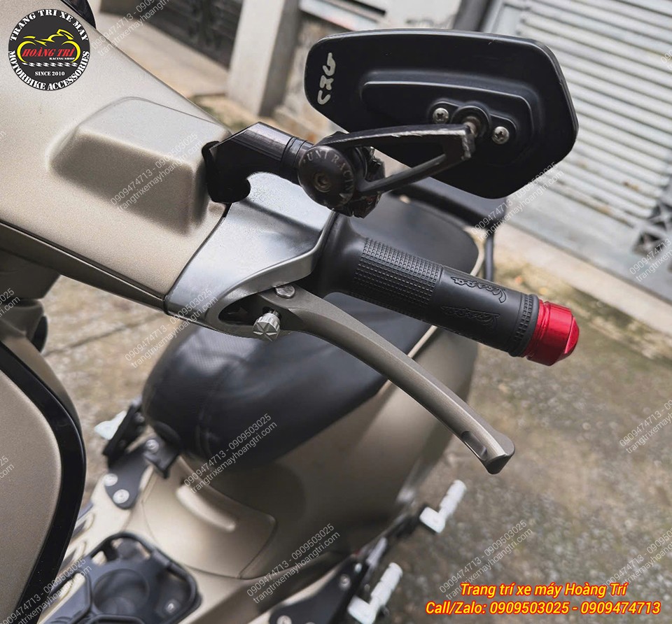 Tay thắng màu xám titan kết hợp kính CRG tạo phong cách thể thao hơn cho Vespa Sprint