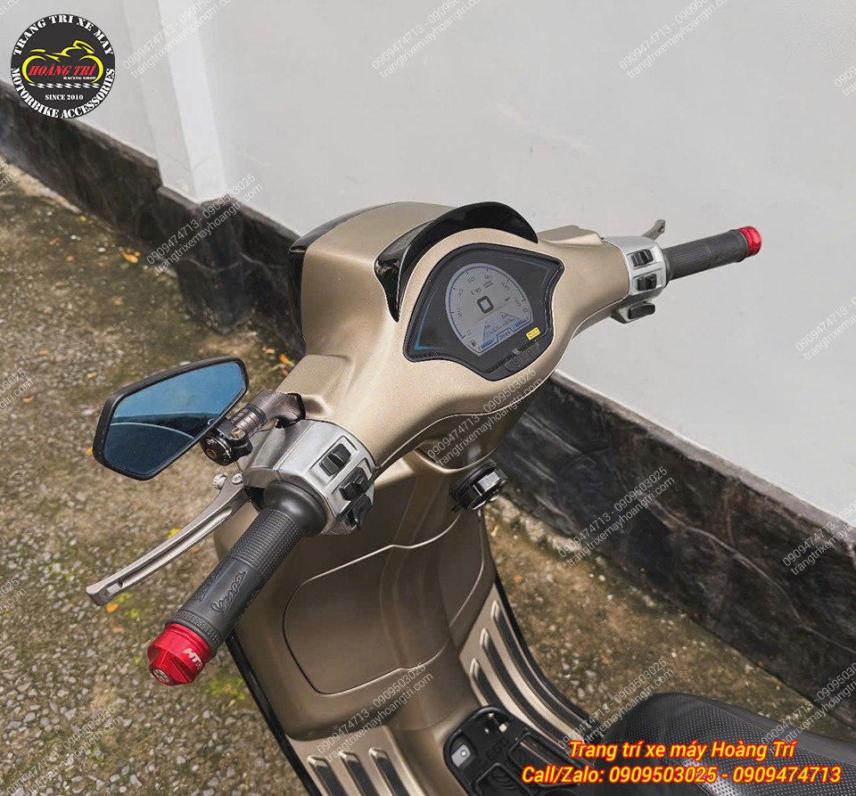 Khu vực tay lái Vespa Sprint thay đổi rõ rệt với đồng hồ Race Boy và gù HTR đỏ