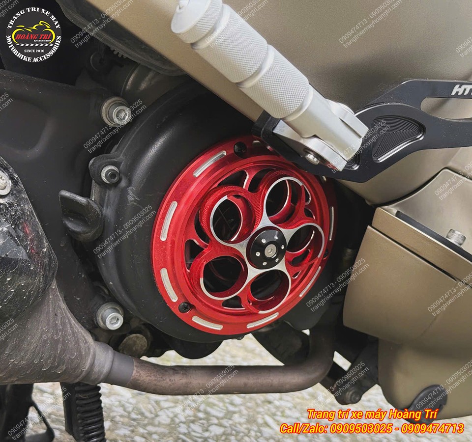 Ốp quạt gió xoay nhôm CNC màu đỏ nổi bật, giúp khu vực động cơ Vespa Sprint thêm bắt mắt