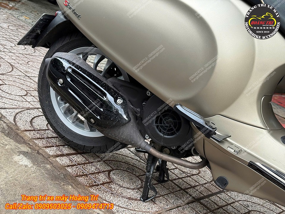 Khu vực động cơ và pô Vespa Sprint vẫn giữ nguyên bản trước khi bắt đầu nâng cấp phụ kiện