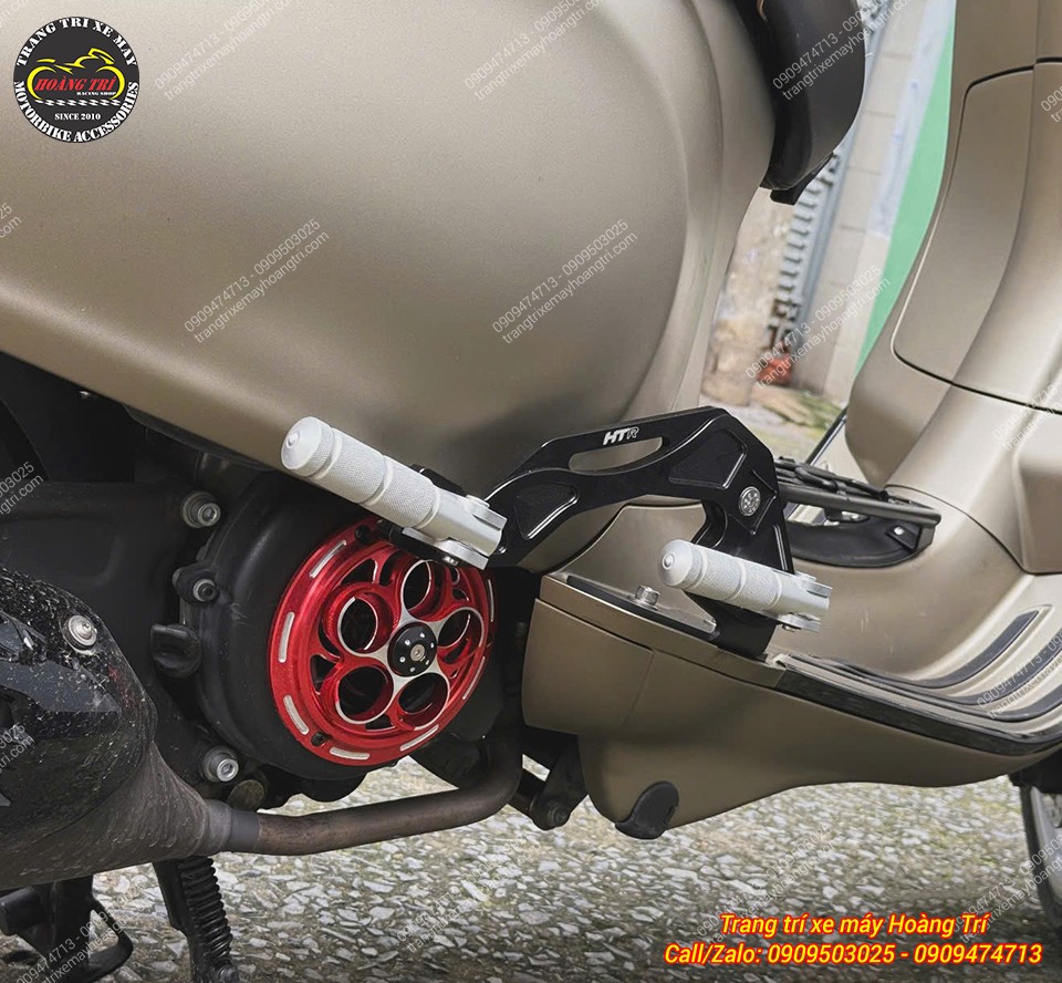 Gác chân phụ HTR kết hợp ốp quạt gió CNC đỏ tạo điểm nhấn nổi bật cho Vespa Sprint