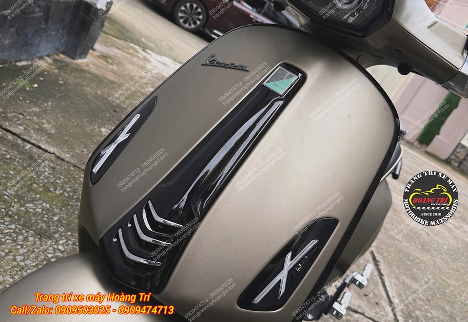 Cặp logo chữ X càng nổi bật hơn khi được bật nguồn, hoàn thiện phong cách mới cho dàn trước