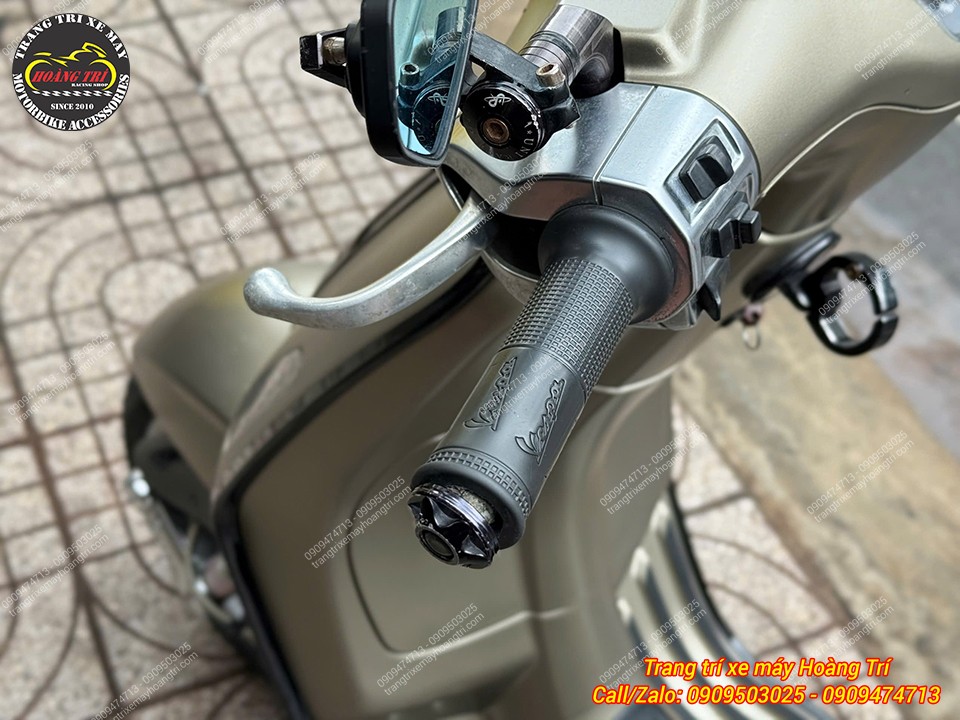 Bao tay và gù tay lái Vespa Sprint trước khi được thay thế bằng phụ kiện mới tại shop