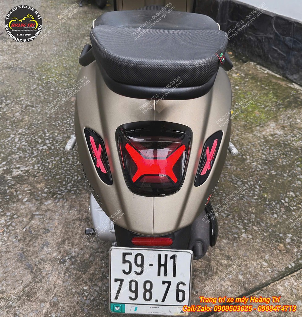 Từ trước ra sau với sự đồng bộ của xi nhan chữ X và cụm đèn hậu chữ X cân đối