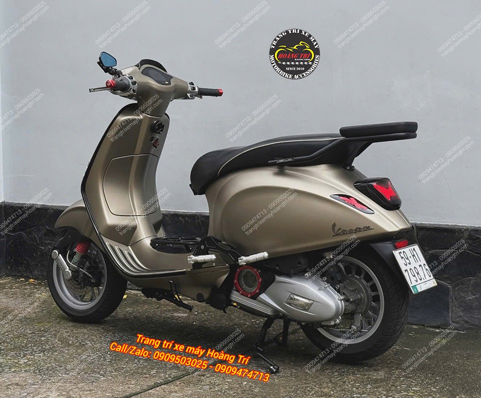 Toàn cảnh Vespa Sprint sau nâng cấp cho thấy nhiều phụ kiện phối hợp hài hòa trên thân xe
