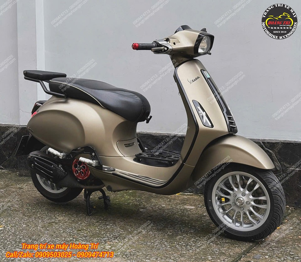 Góc nghiêng bên trái cho thấy tổng thể Vespa Sprint gọn gàng sau khi hoàn thiện nâng cấp