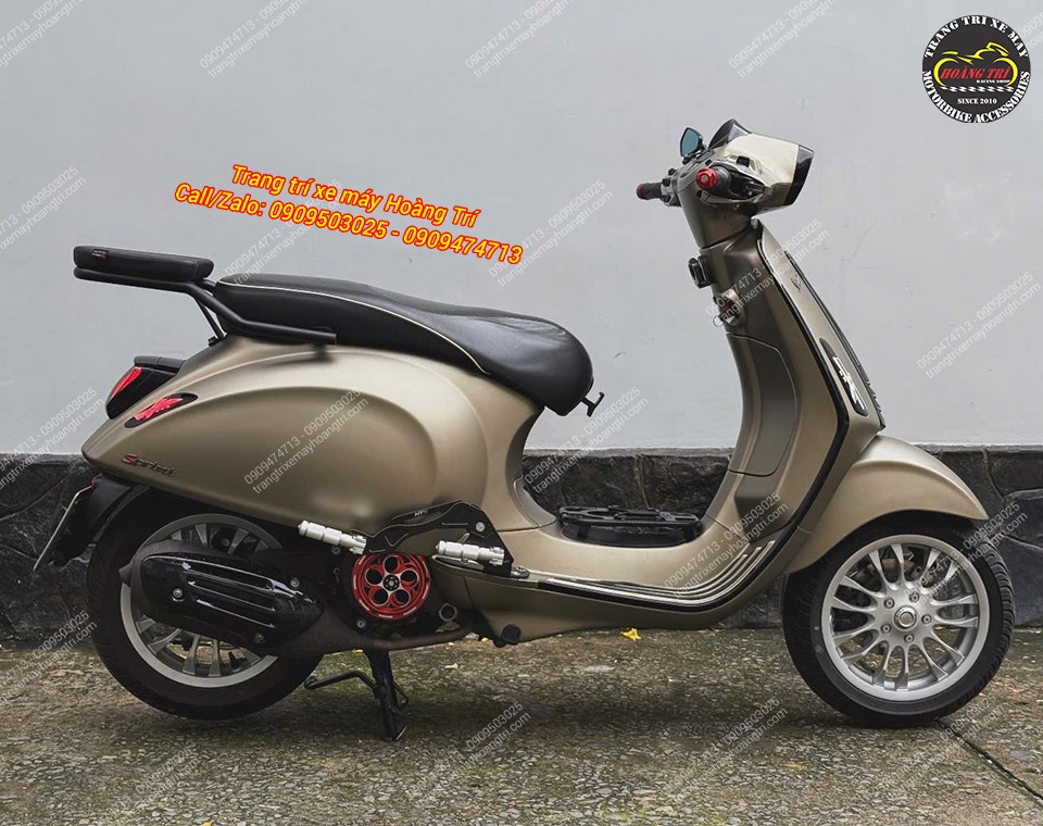 Toàn cảnh bên hông với sự thay đổi từ các phụ kiện vừa lắp cho xe Vespa Sprint