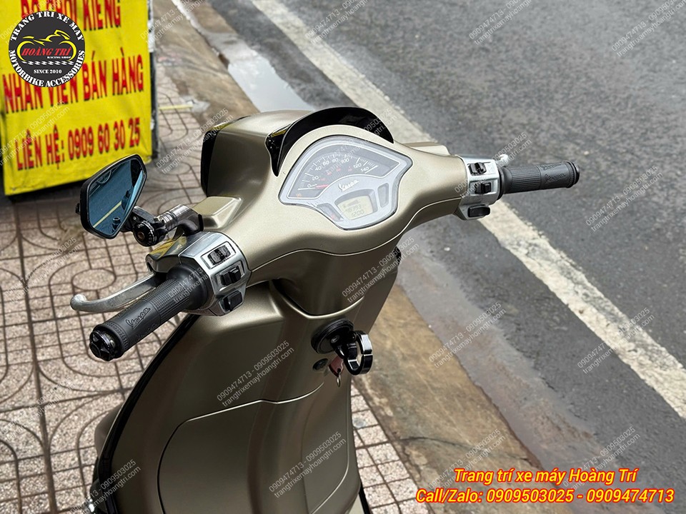 Góc nhìn tay lái Vespa Sprint trước khi nâng cấp đồng hồ, tay thắng và loạt phụ kiện mới