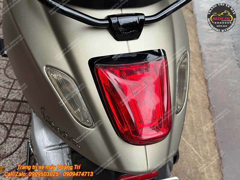 Cụm đèn hậu và xi nhan nguyên bản Vespa Sprint trước khi thay bộ đèn chữ X mới