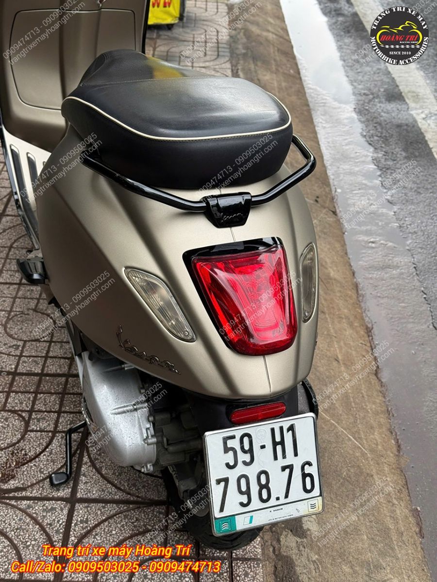 Phần đuôi Vespa Sprint còn nguyên bản, chuẩn bị thay đổi với baga sau và hệ thống đèn mới