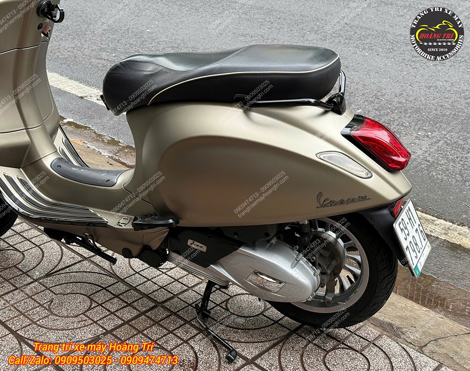 Góc nghiêng phía sau cho thấy Vespa Sprint trước khi trang bị thêm loạt phụ kiện độ kiểng