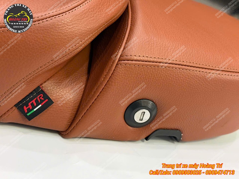Cận cảnh ổ khóa trên yên Vespa LX 2 tầng rời bọc da bò thật màu nâu sang trọng