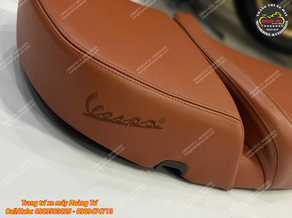 Logo Vespa được tạo điểm nhấn tinh tế bên hông yên bọc da bò thật màu nâu