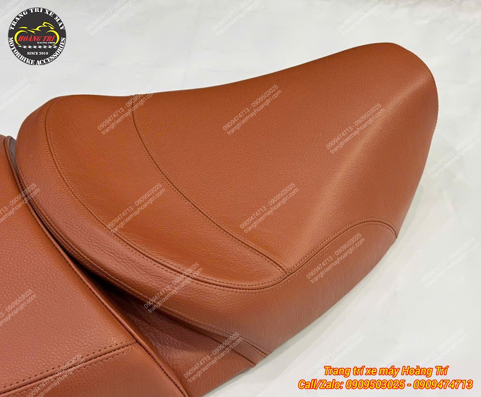 Phần yên trước Vespa LX tạo dáng rộng rãi, bọc da bò thật với đường may ôm viền đẹp mắt
