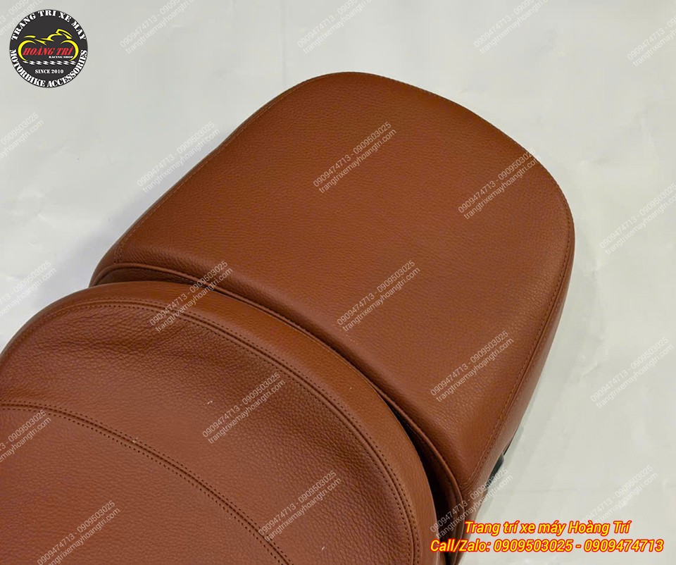 Góc nhìn từ trên làm nổi bật bề mặt da bò thật cùng thiết kế yên Vespa LX hai tầng