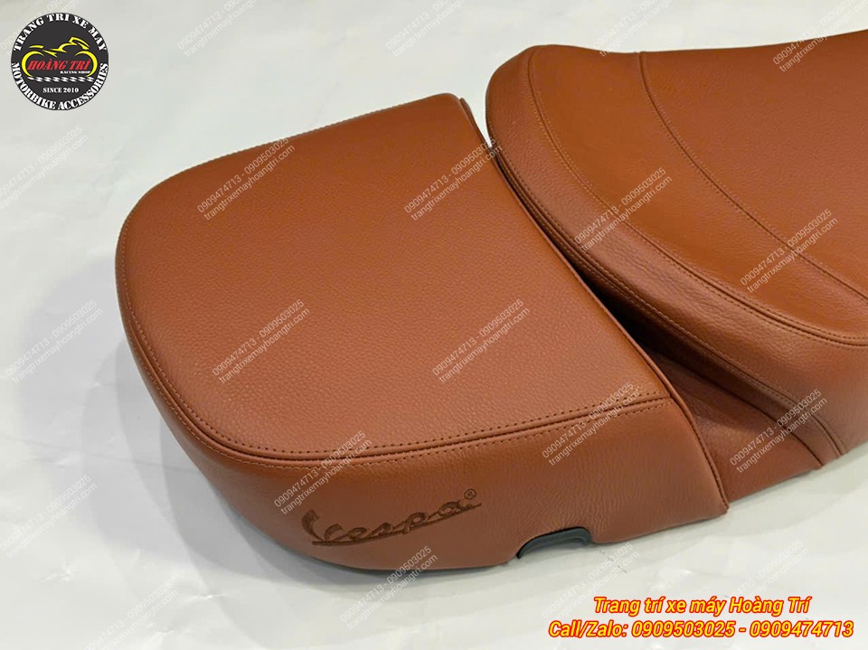Yên sau Vespa LX thiết kế tách rời, bọc da bò nâu đồng bộ cùng phần yên phía trước