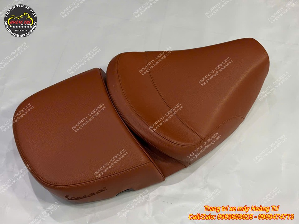 Toàn cảnh bộ yên Vespa LX hai tầng rời với tông da bò nâu mang phong cách cổ điển