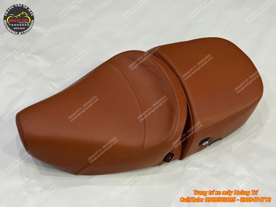 Bộ yên Vespa LX nhìn từ trên cho thấy hai tầng tách biệt, hoàn thiện bằng da bò thật