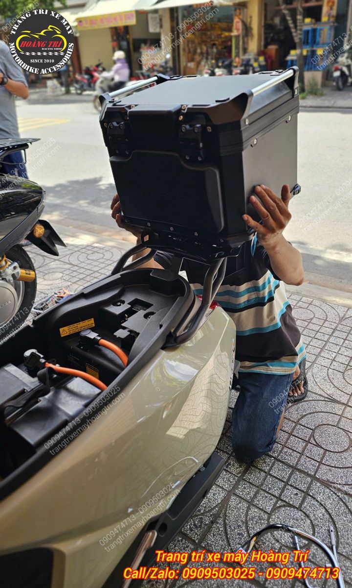 Thùng nhôm Motoface 40 lít được đưa lên baga nối dài để căn chỉnh vị trí lắp