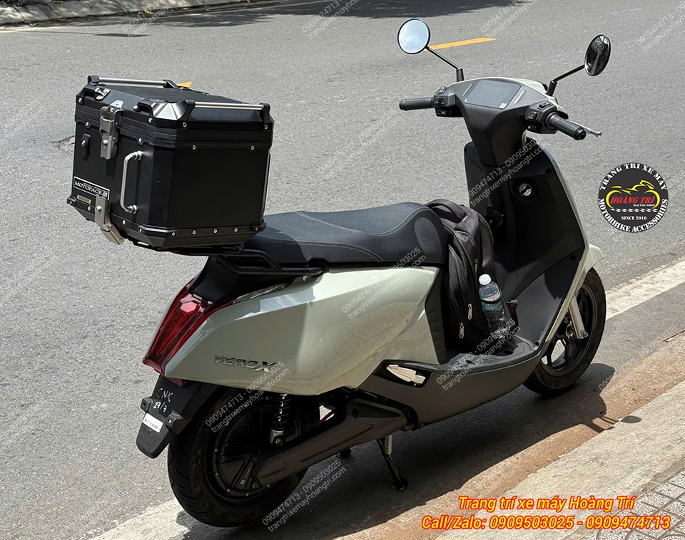 Góc nhìn bên phải VinFast Vero X cho thấy thùng Motoface bố trí cân đối phía sau