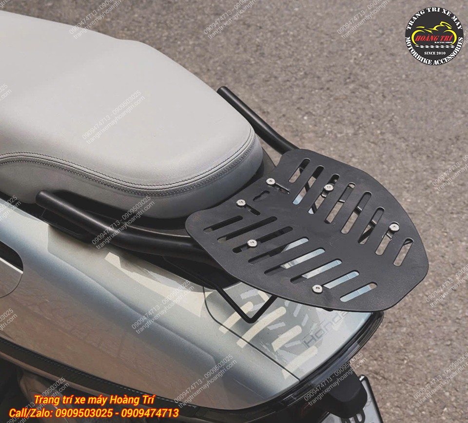 Baga sau SRP Honda UC3 sở hữu mặt đế thiết kế đối xứng, hỗ trợ lắp các loại thùng