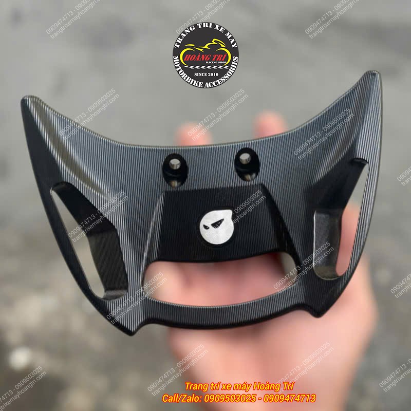 Cản sau Maru nhôm CNC màu đen sở hữu thiết kế góc cạnh, tạo phong cách thể thao