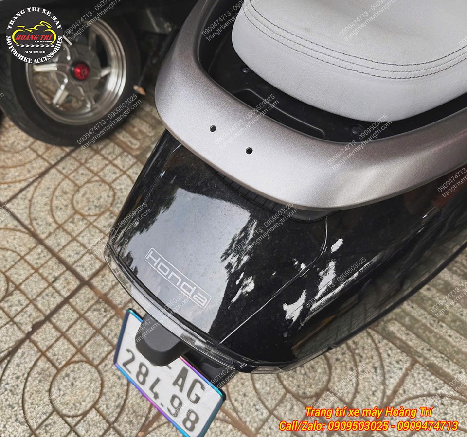 Phần đuôi Honda UC3 nguyên bản cần được khoan 2 lỗ để lắp cản sau Maru CNC