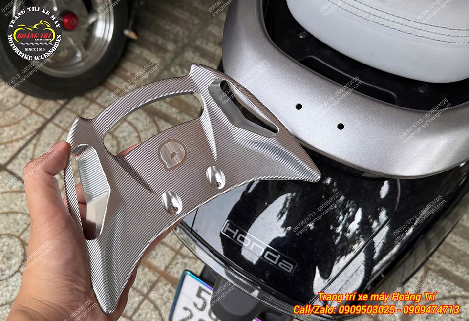 Trên tay cản sau Maru nhôm CNC màu bạc chuẩn bị trang bị cho Honda UC3