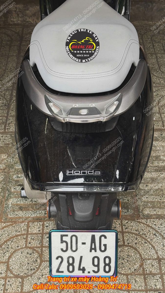 Nhìn từ trên, cản sau Maru CNC màu bạc hài hòa, liền lạc với tay dắt zin của Honda UC3