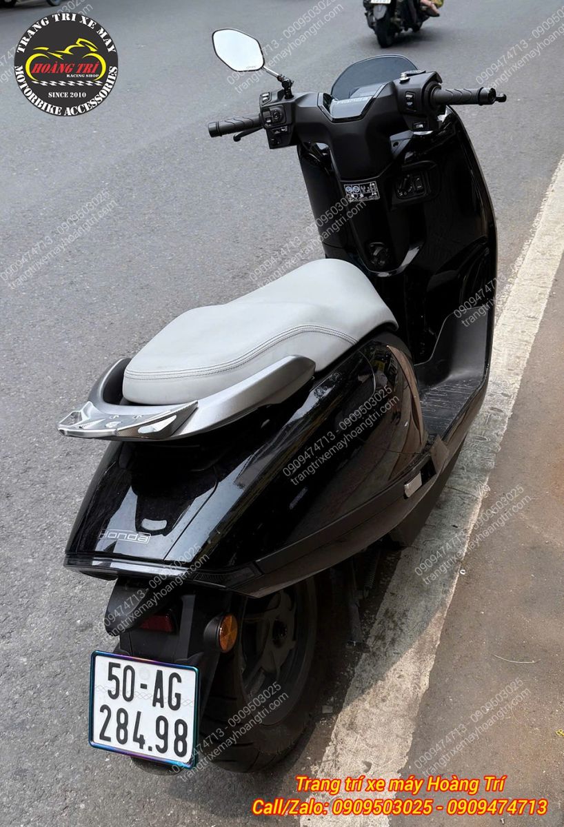 Honda UC3 màu đen hoàn thiện cản sau Maru CNC, tăng vẻ hiện đại cho phần đuôi