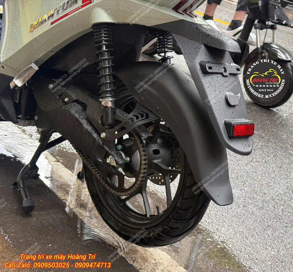 Nhìn từ phía sau, chắn bùn nguyên khối bao phủ bánh xe cân đối với đuôi DatBike Quantum