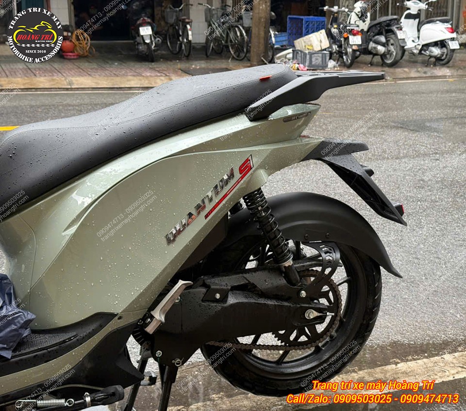 Anh khách còn trang bị thêm che sên cùng với chắn bùn nguyên khối cho Datbike Quantum