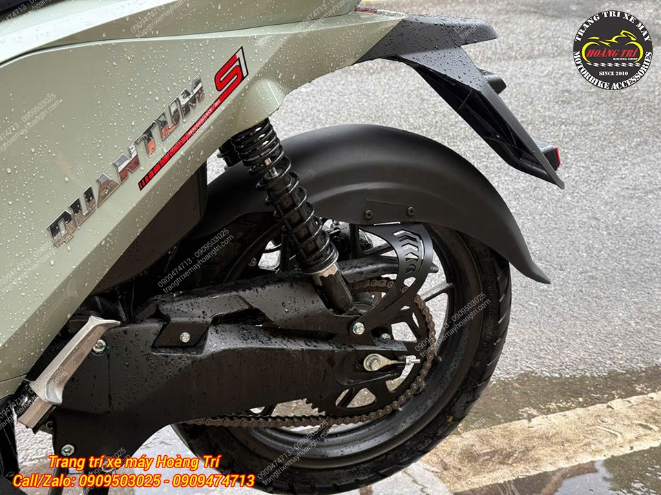 Anh khách lựa chọn pát sơn đen giúp cho vị trí này đồng bộ màu sắc với Datbike Quantym