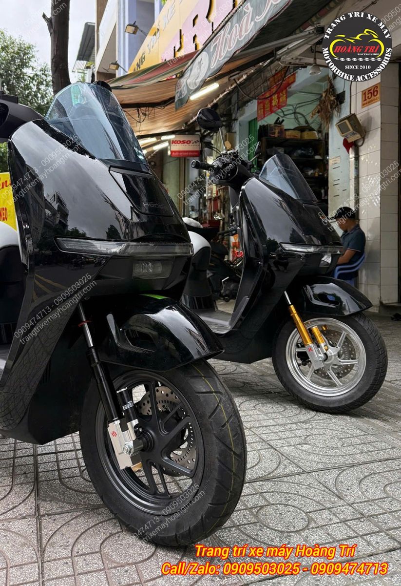 Cặp Honda UC3 trang bị phuộc Kingham đen và vàng nổi bật khi quan sát từ phía trước