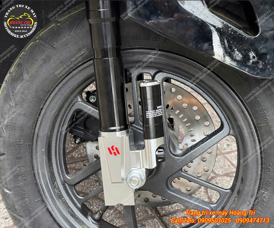 Góc trực diện cho thấy phuộc Kingham đen cùng bình dầu được lắp gọn trên UC3