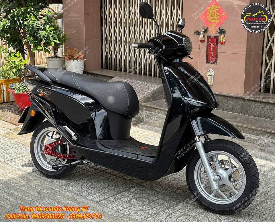 Dat Bike Era hoàn thiện diện mạo với nhiều phụ kiện phối hài hòa trên nền xe đen
